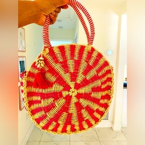 I'm selling a beautiful beach bag.